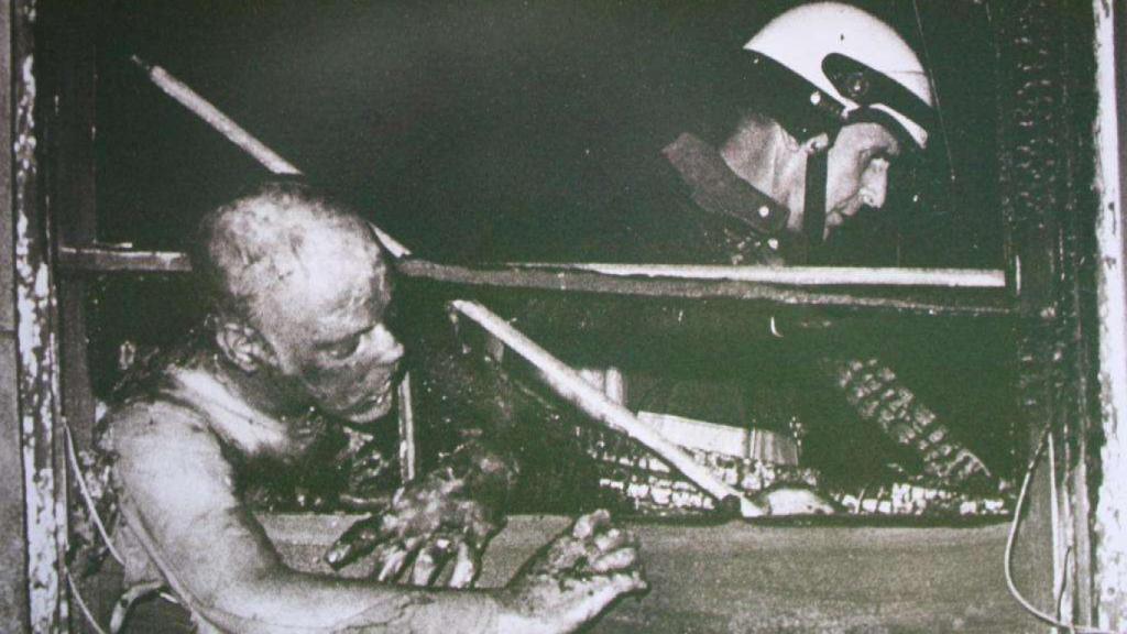 Imagen publicada por el new Orleans Times-Picayune, en la que aparece el cadáver de un hombre abrasado. Se trata del reverendo William Larson.