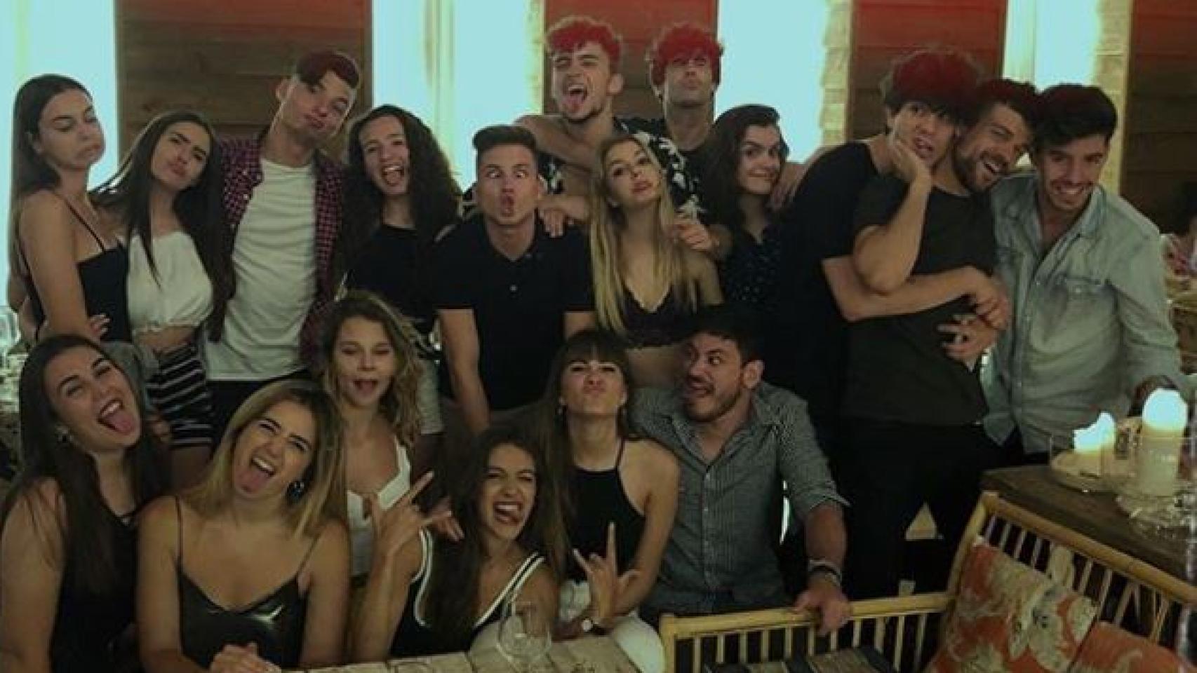 Aitana, de 'Operación Triunfo', celebra su 19 cumpleaños rodeado de sus amigos más cercanos, y las imágenes avivan los rumores de romance con Cepeda.