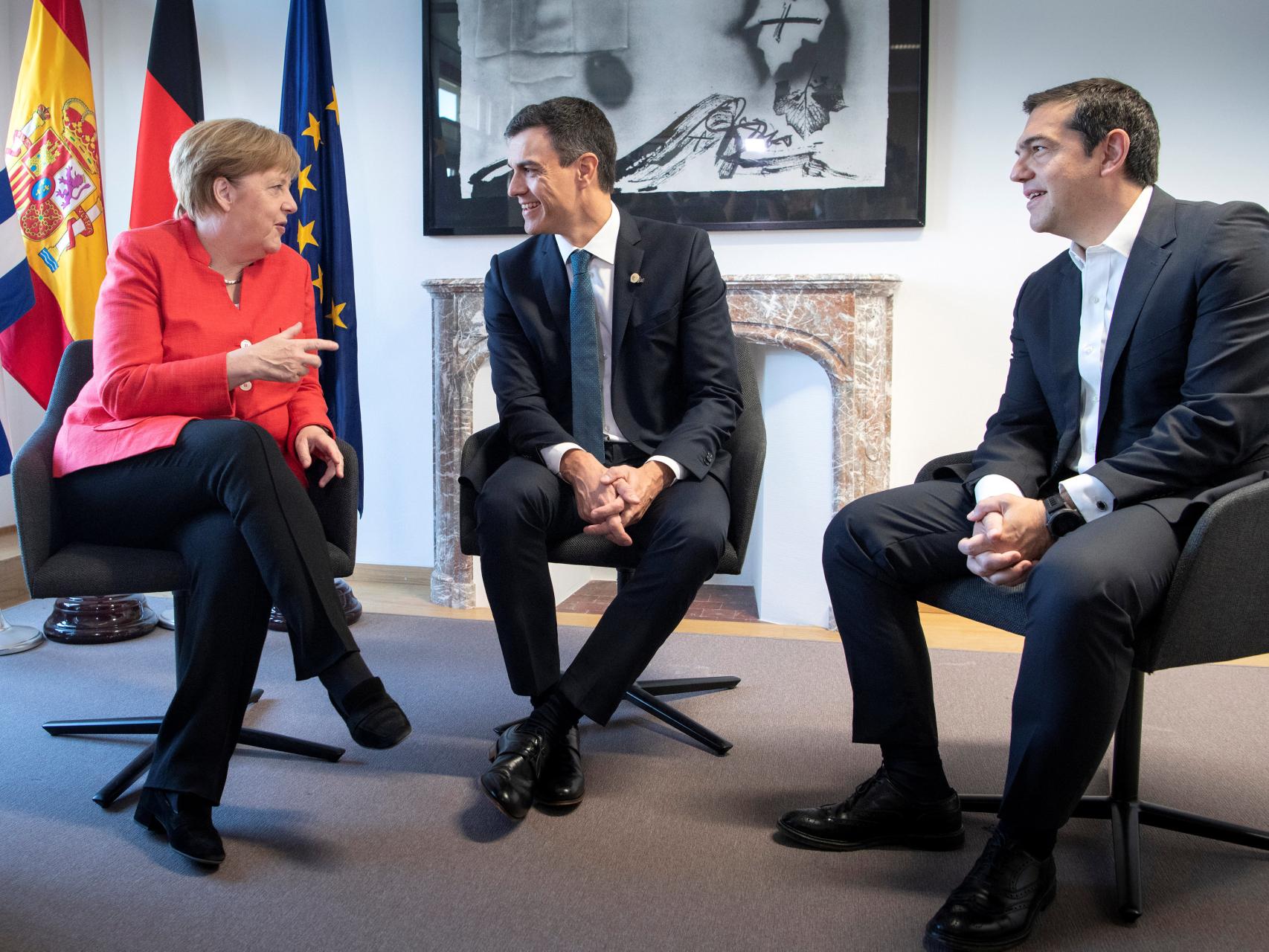 Sánchez ha mantenido una reunión trilateral con Merkel y Tsipras