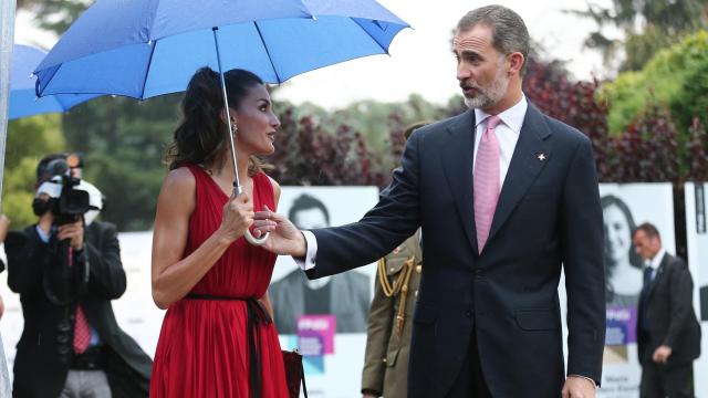 Letizia y el rey Felipe sostienen el mismo paraguas.