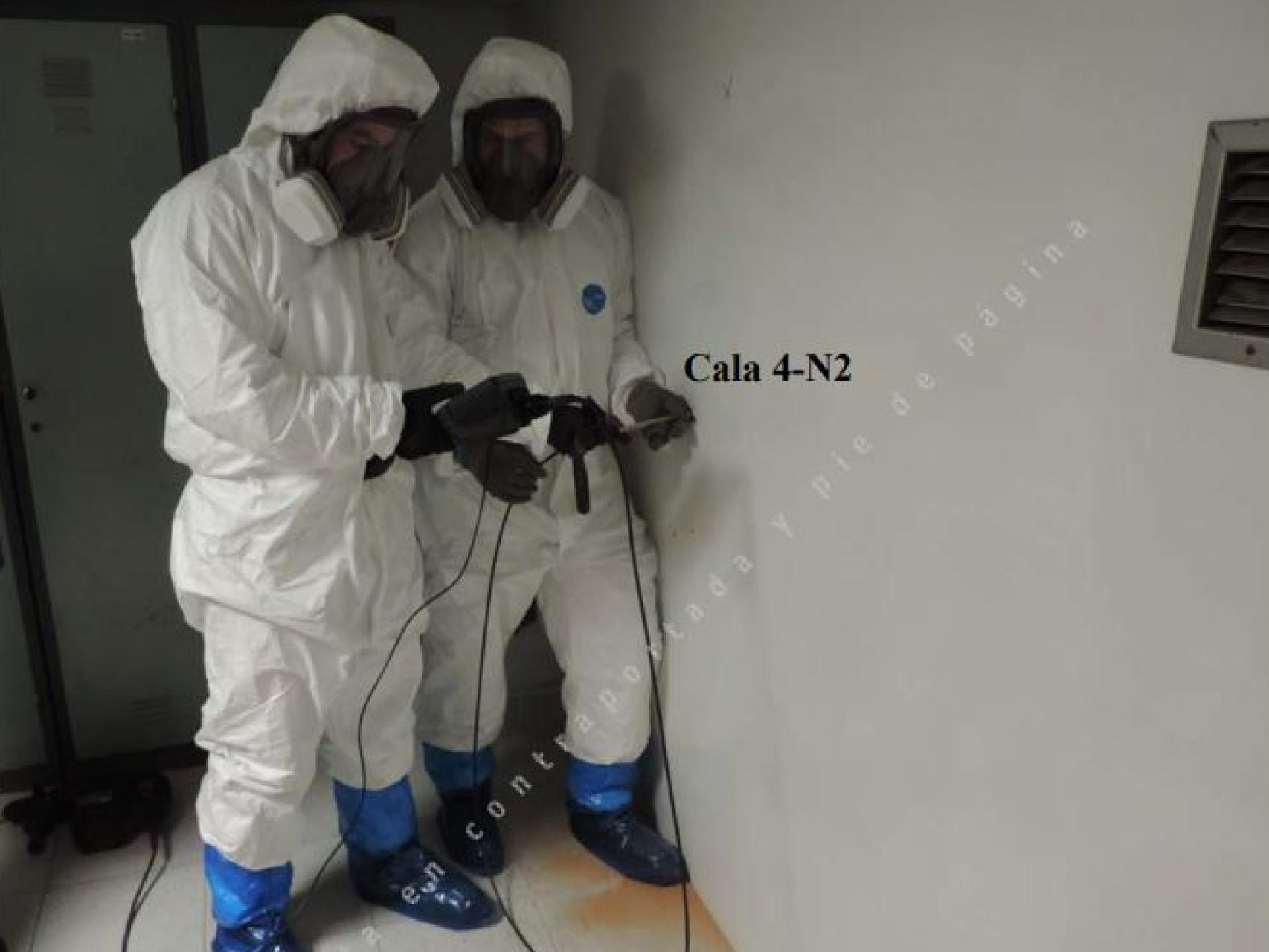 Dos investigadores del CSIC practicando una cala en el cerramiento del vestuario, en el nivel dos del columbario.