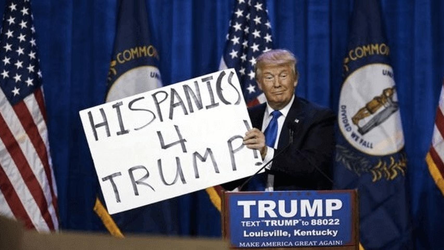 Donald Trump sostiene un cartel de Hispanos por Trump en la campaña electoral de 2024.