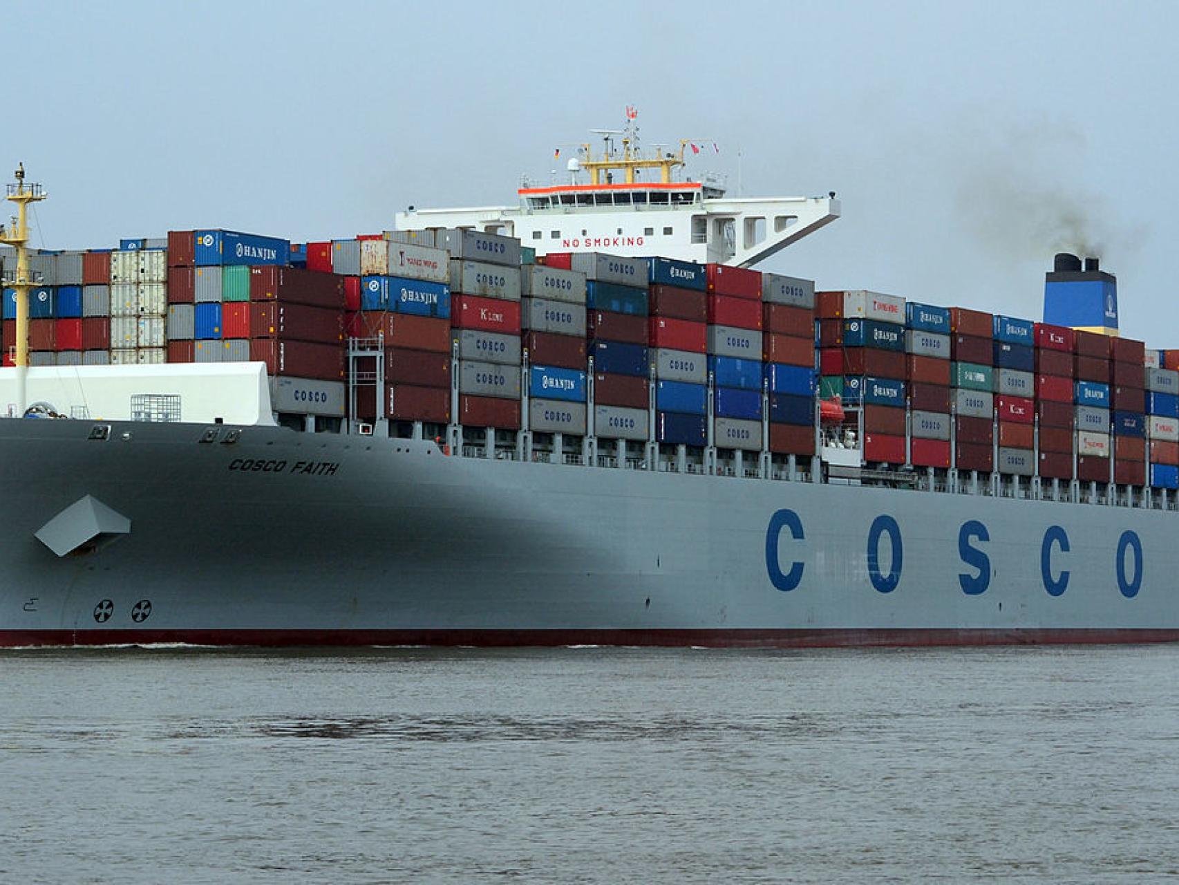 Un buque de mercancías de la empresa estatal china COSCO