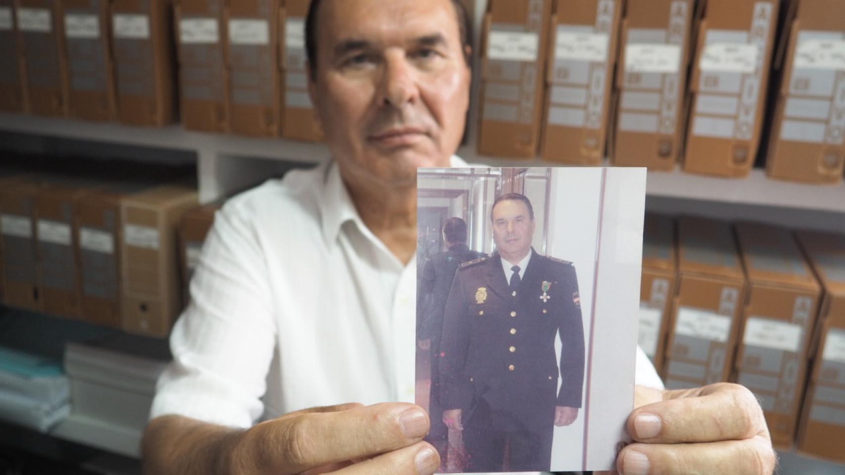 Ricardo Morente, policía jubilado, pide al Estado que le otorgue la cruz roja al mérito policial tras su aportación a la resolución de diversos crímenes.