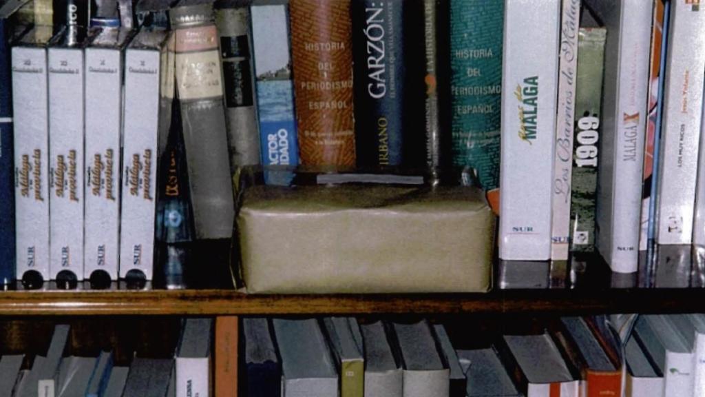 El paquete bomba enviado por ETA y que la madre de Marisa Guerrero colocó en la librería de la casa.