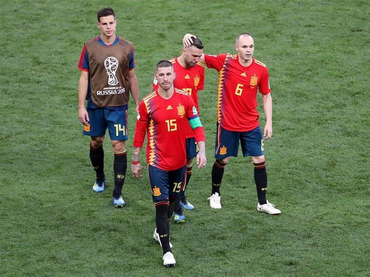 Sergio Ramos e Iniesta se retiran del campo tras la eliminación.