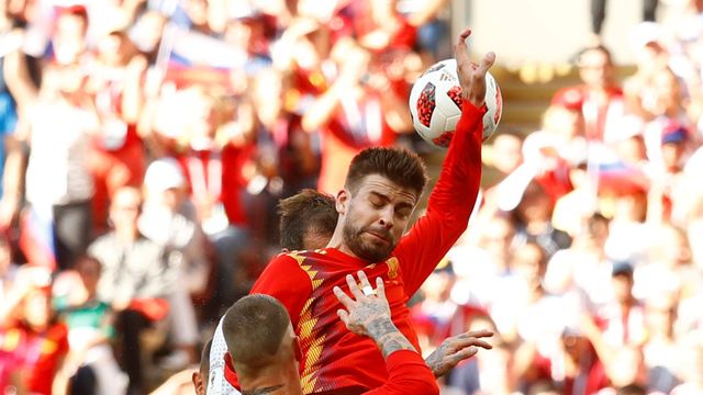 Gerard Piqué en el momento en el que hace el penalti ante Rusia.
