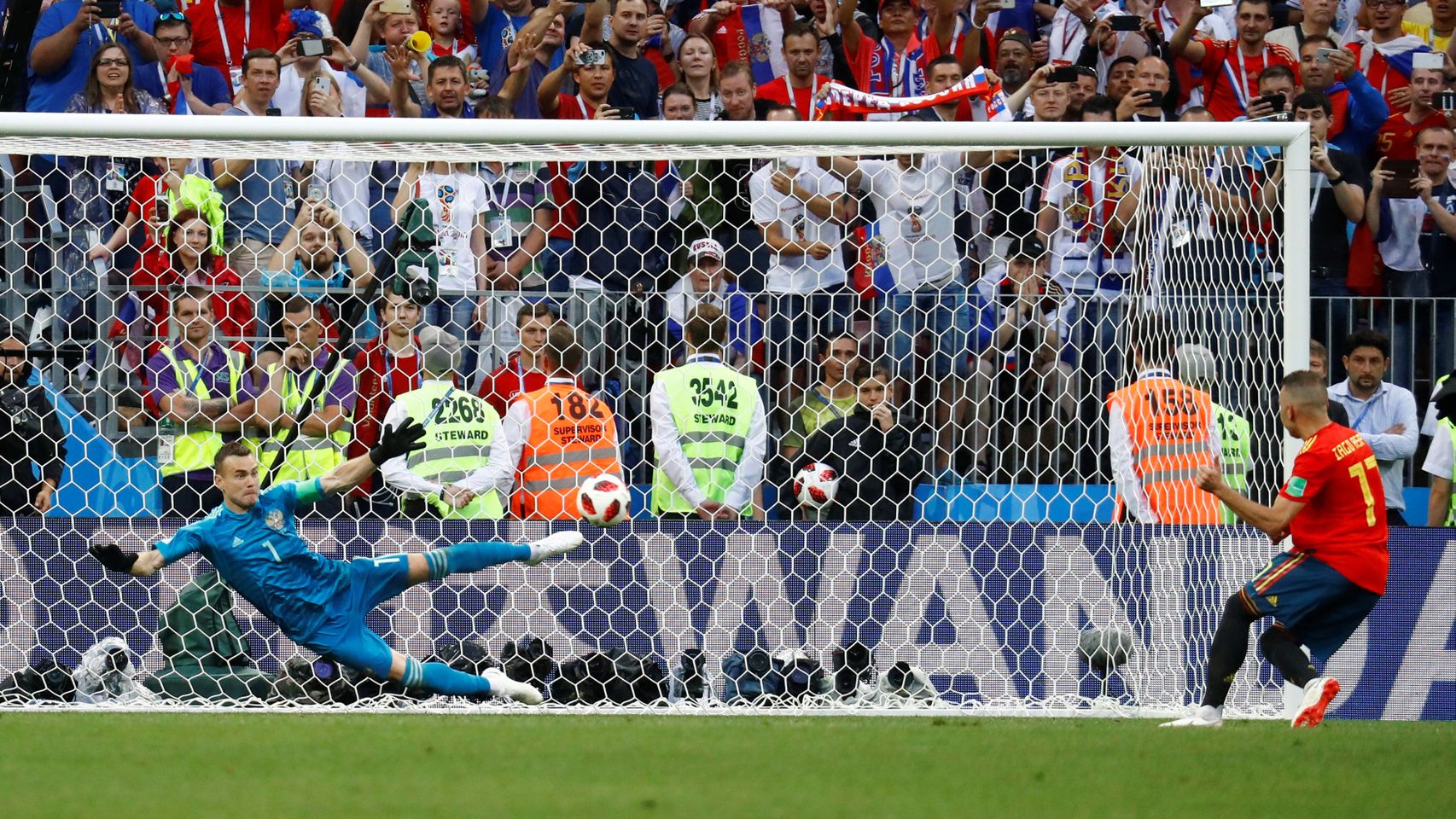La eliminación de España en el Mundial ante Rusia, en imágenes