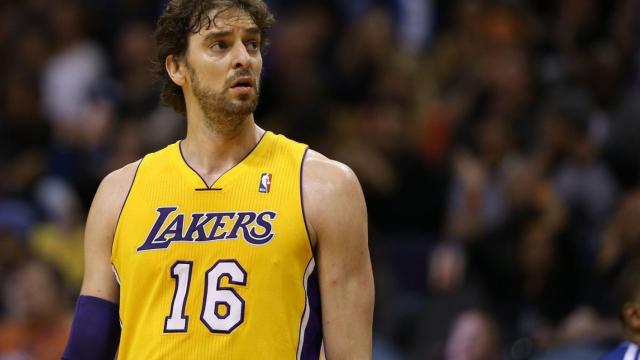 Pau Gasol, durante un partido con su camiseta con el '16' de Los Angeles Lakers