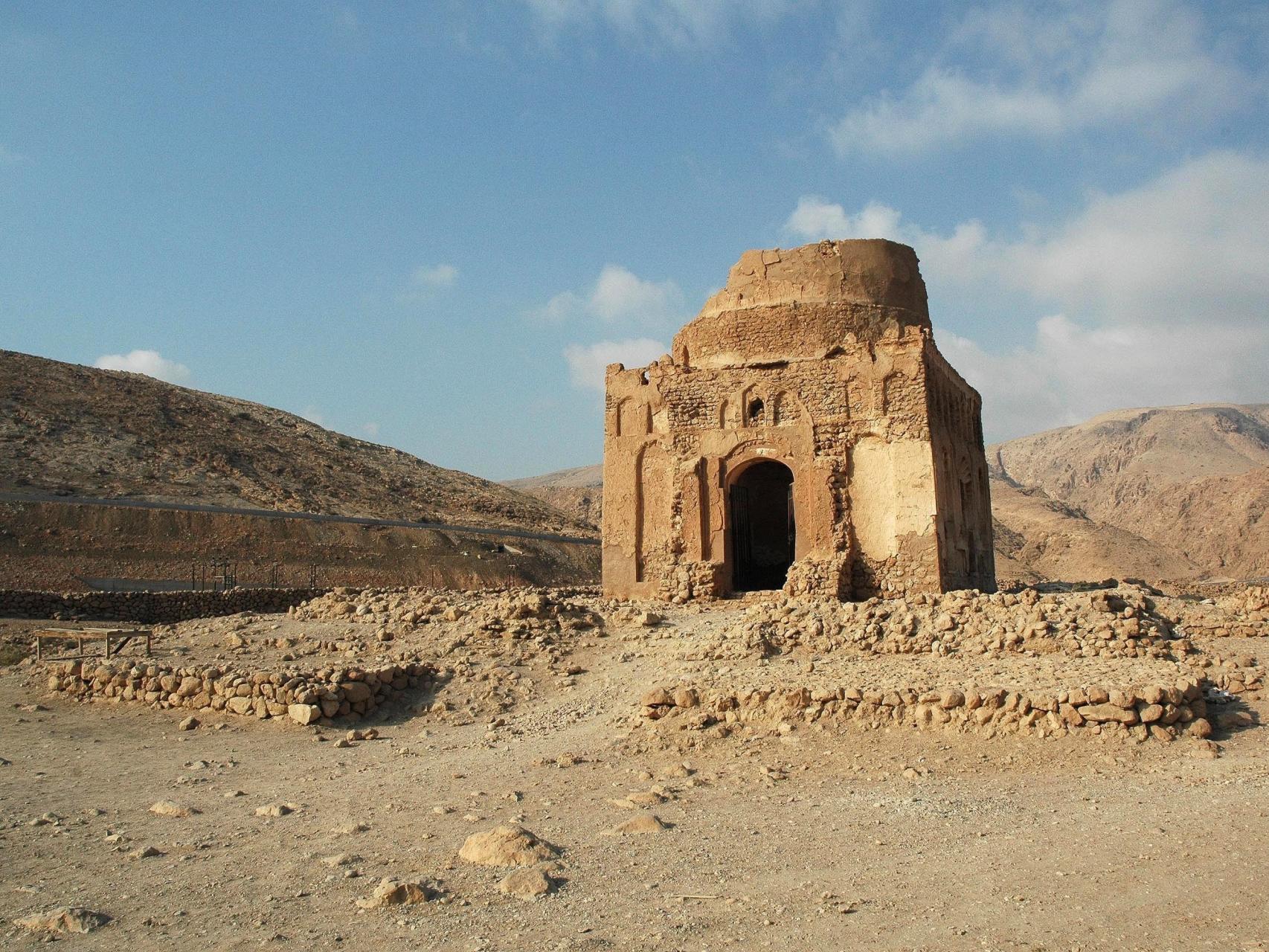 Mausoleo de Bibi Maryam, en la antigua ciudad de Qalhat, en Omán. El sitio, que se encuentra en la costa este del Sultanato de Omán, incluye la antigua ciudad de Qalhat, rodeada de muros interiores y exteriores, así como áreas más allá de las murallas donde se encuentran las necrópolis. La ciudad se desarrolló como un puerto importante en la costa este de Arabia entre los siglos XI y XV, durante el reinado de los príncipes de Ormuz.