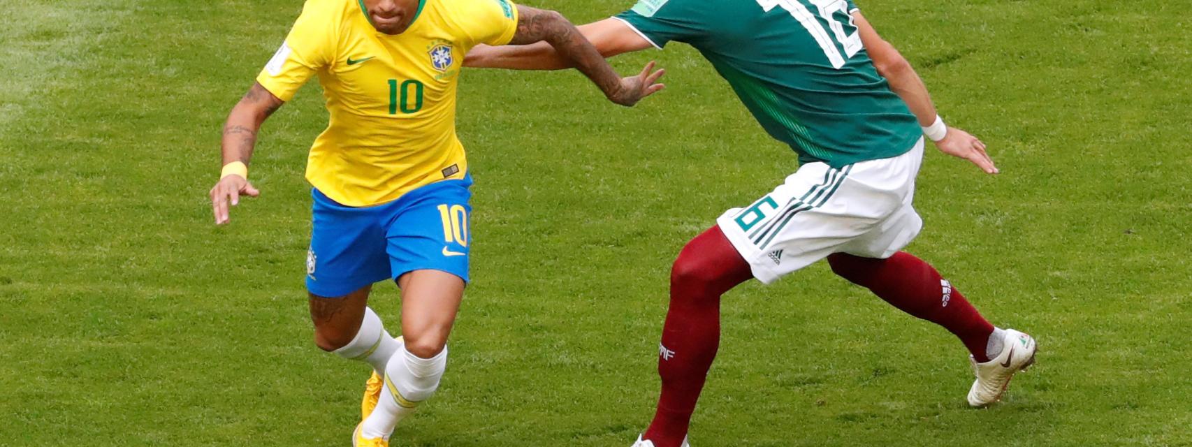 Neymar en una acción del partido con Héctor Herrera.