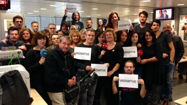 Trabajadores de RTVE durante la protesta de los #viernesnegro en los que han portado camisetas negras para reclamar la independencia.