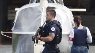 Agentes inspeccionando el helicóptero de la huida de Faïd