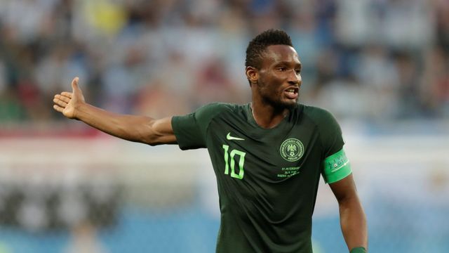 Obi Mikel durante un Nigeria - Argentina muy difícil para él.