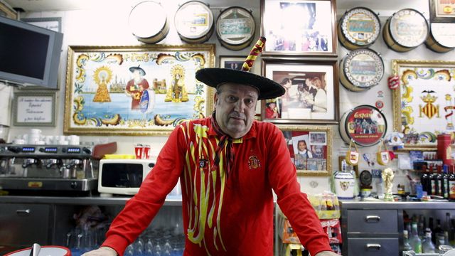 Manolo el del Bombo posa en su bar de Valencia.