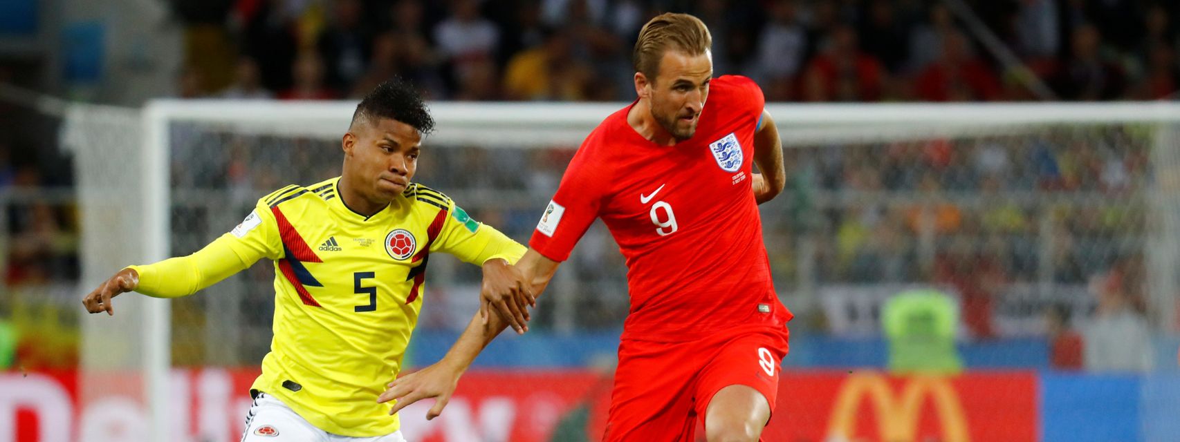 Harry Kane y Wilmar Barrios en el Colombia - Inglaterra.