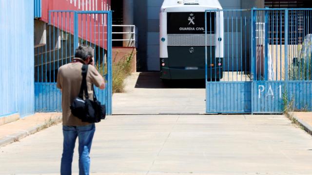 El furgón policial que ha trasladado a los presos catalanes a Zuera