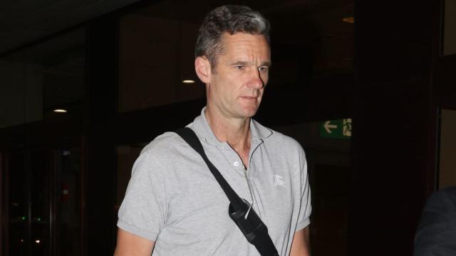 Iñaki Urdangarin en el aeropuerto de Madrid poco antes de ingresar en prisión.