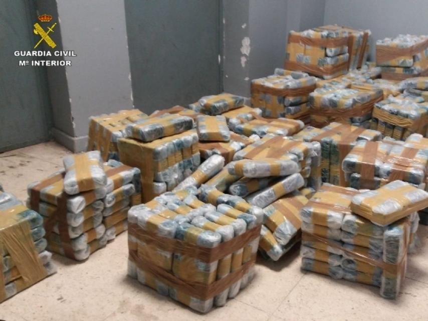 Fardos de droga intervenidos por la Guardia Civil.