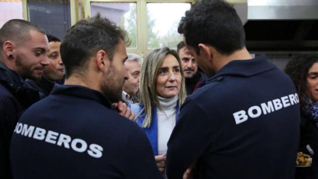 Tolón charlando con algunos bomberos de Toledo en una imagen de archivo