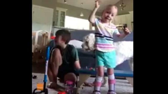 La emoción de una niña con parálisis cerebral al dar sus primeros pasos