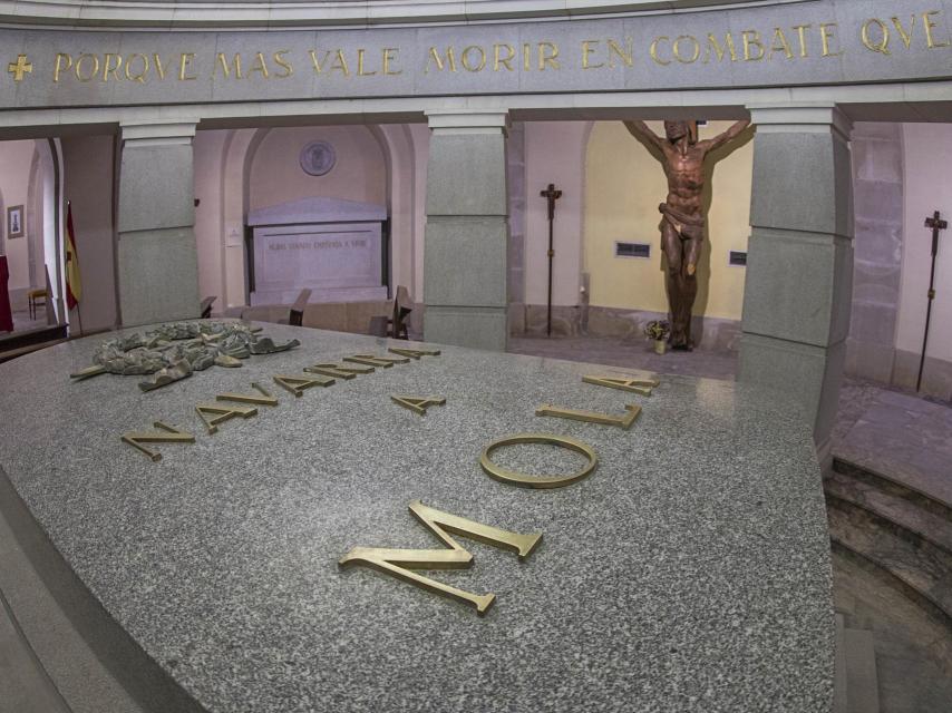 La tumba de Mola en Pamplona con la inscripción macabea en el techo.