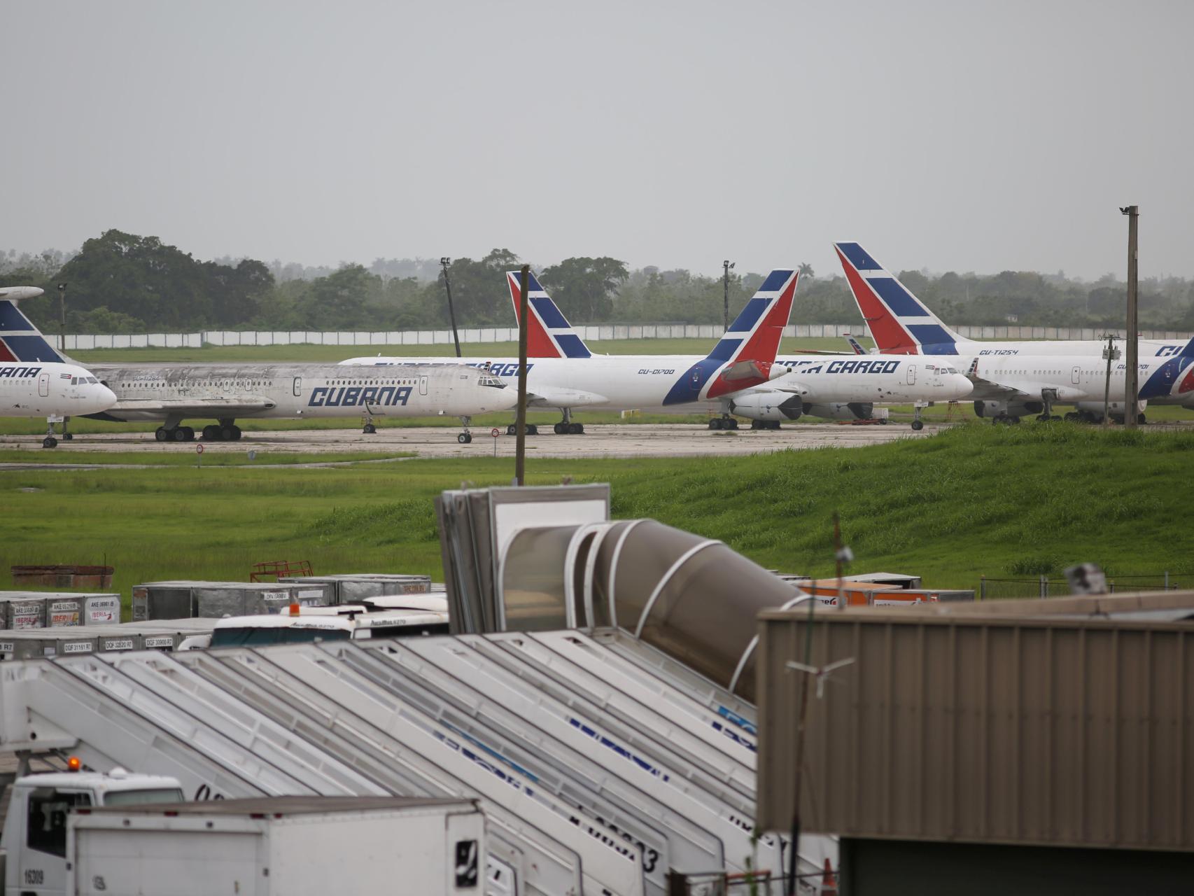 Varios aviones de Cubana de Aviación estacionados en el aeropuerto de La Habana.