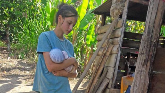 Patricia Aguilar, con su hija de un mes en brazos.