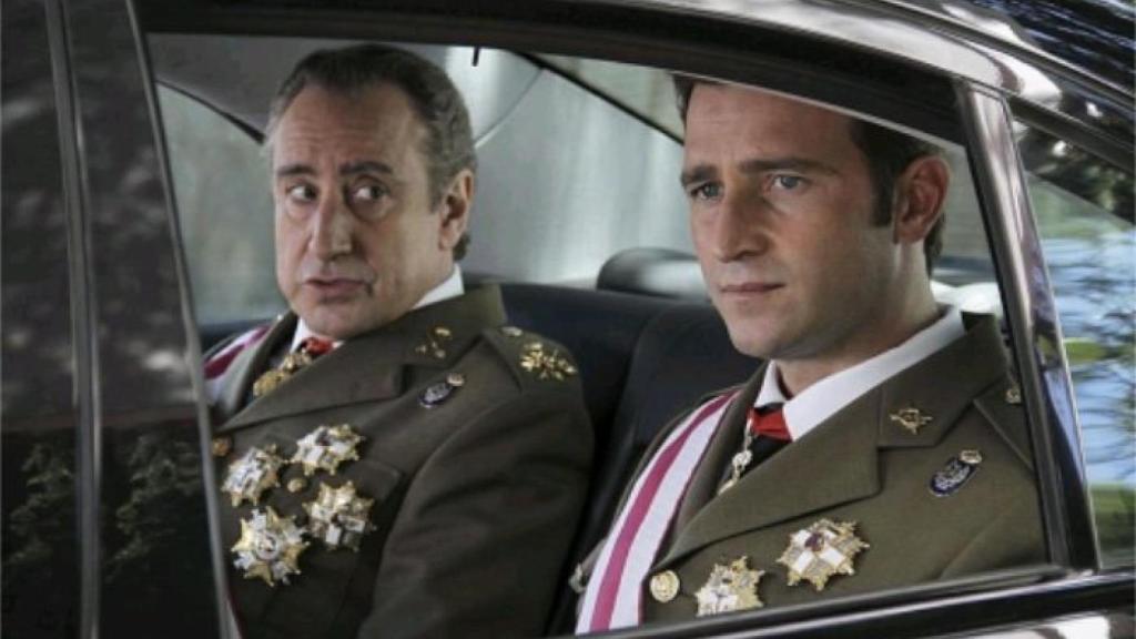 Juanjo Puigcorbé, interpretando al rey Juan Carlos I en la serie 'Felipe y Letizia'.