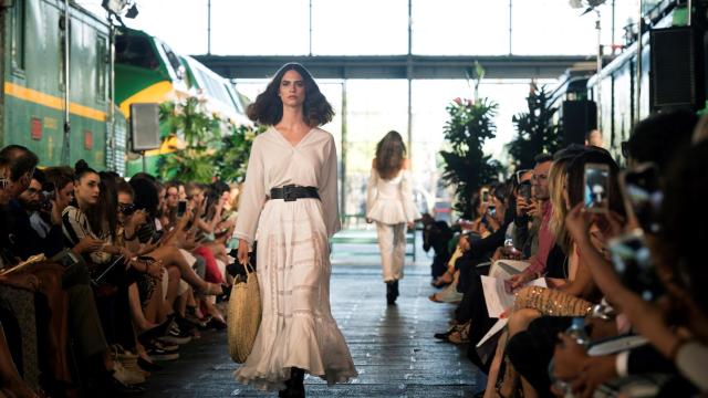 La modelo luce una de las creaciones de la diseñadora Juana Martín.