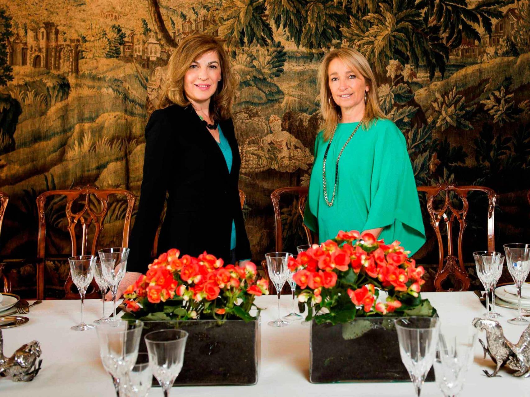 Amaya de Miguel, a la izquierda, en el programa de televisión De casa Estilo de Embajada.