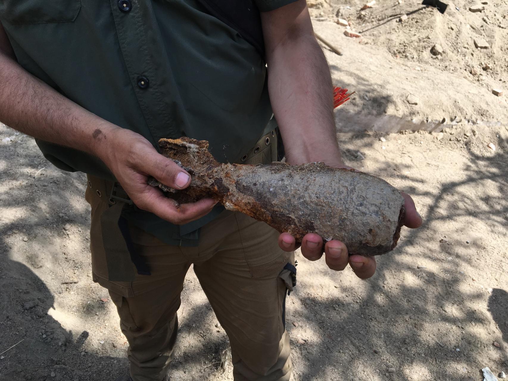 Javier Marquerie soporta una bomba Brand hallada hoy en las laderas del Hospital Clínico.