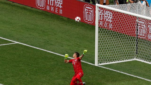 Muslera, en el momento en el que hace su fallo en el segundo gol de Francia.