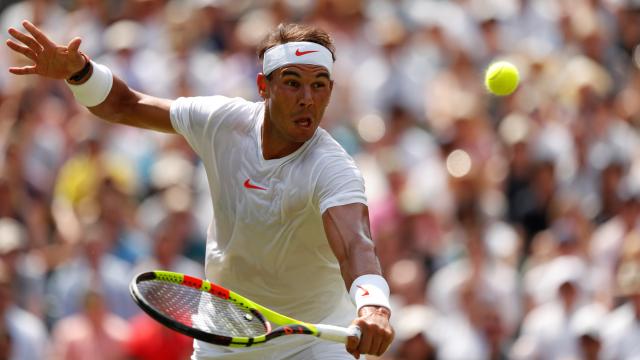 Nadal, subiendo a la red ante de Miñaur.