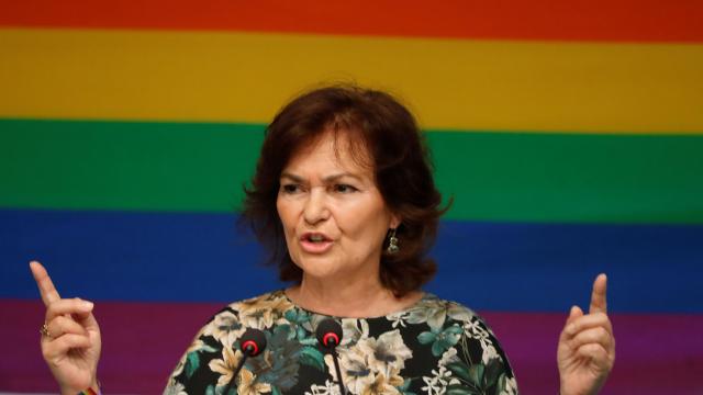 Carmen Calvo delante de una bandera del Orgullo