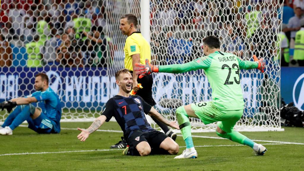 Rakitic celebra con Subasic el pase de Croacia a semifinales.