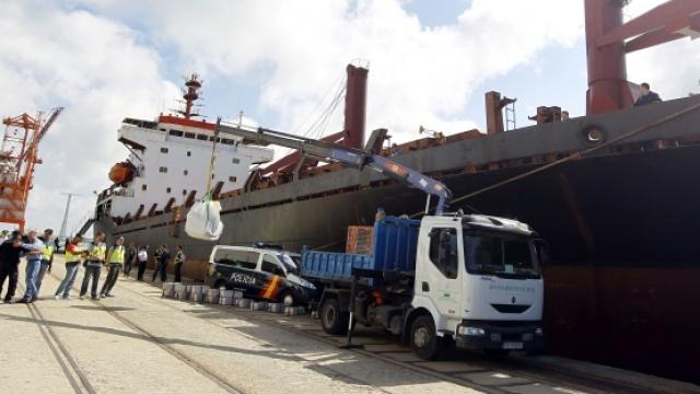 Una grúa descarga cocaína de un buque procedente de Sudamérica atracado en un puerto gallego.