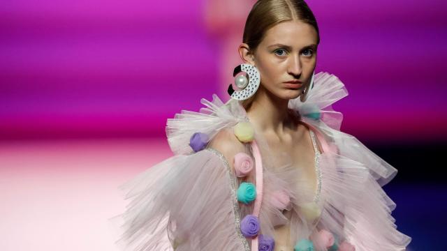 Una modelo desfila con un diseño de la colección de María Escoté