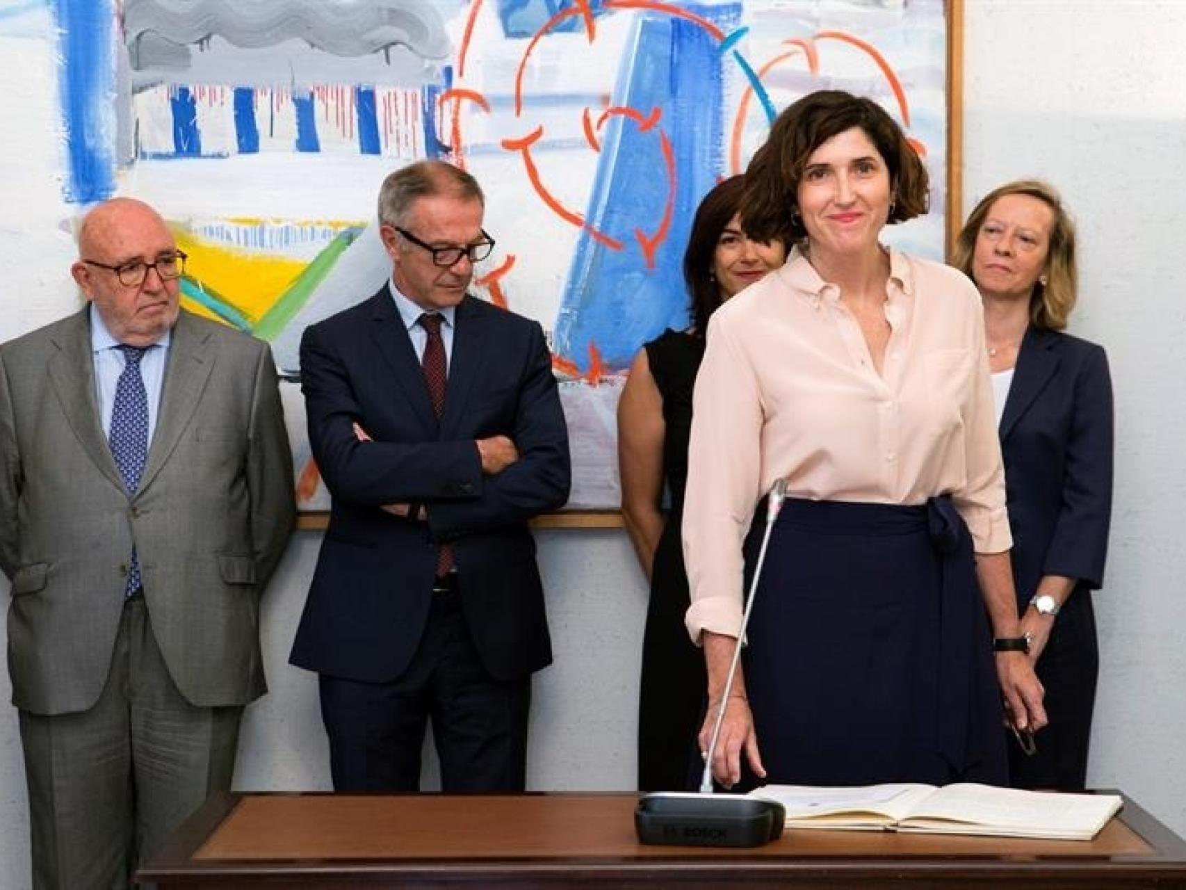 Adriana Moscoso promete su cargo, en el Ministerio de Cultura, con Guirao al fondo.