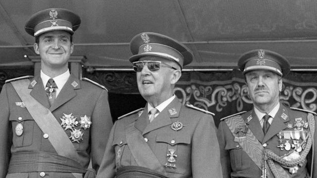 Juan Carlos I, a la izquierda, con Franco, en el centro de la imagen, en una foto histórica.
