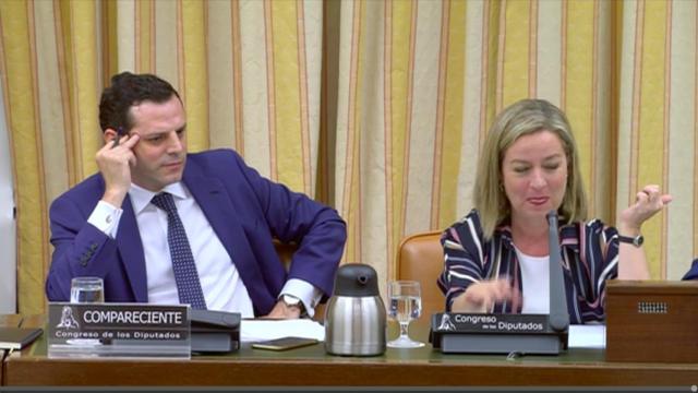 Ignacio Pardo, inspector del BdE y del BCE, junto a Ana Oramas, presidenta de la Comisión que investiga la caída del Popular en el Congreso.