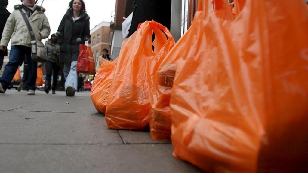 Varias bolsas en la calle, en una imagen de archivo.