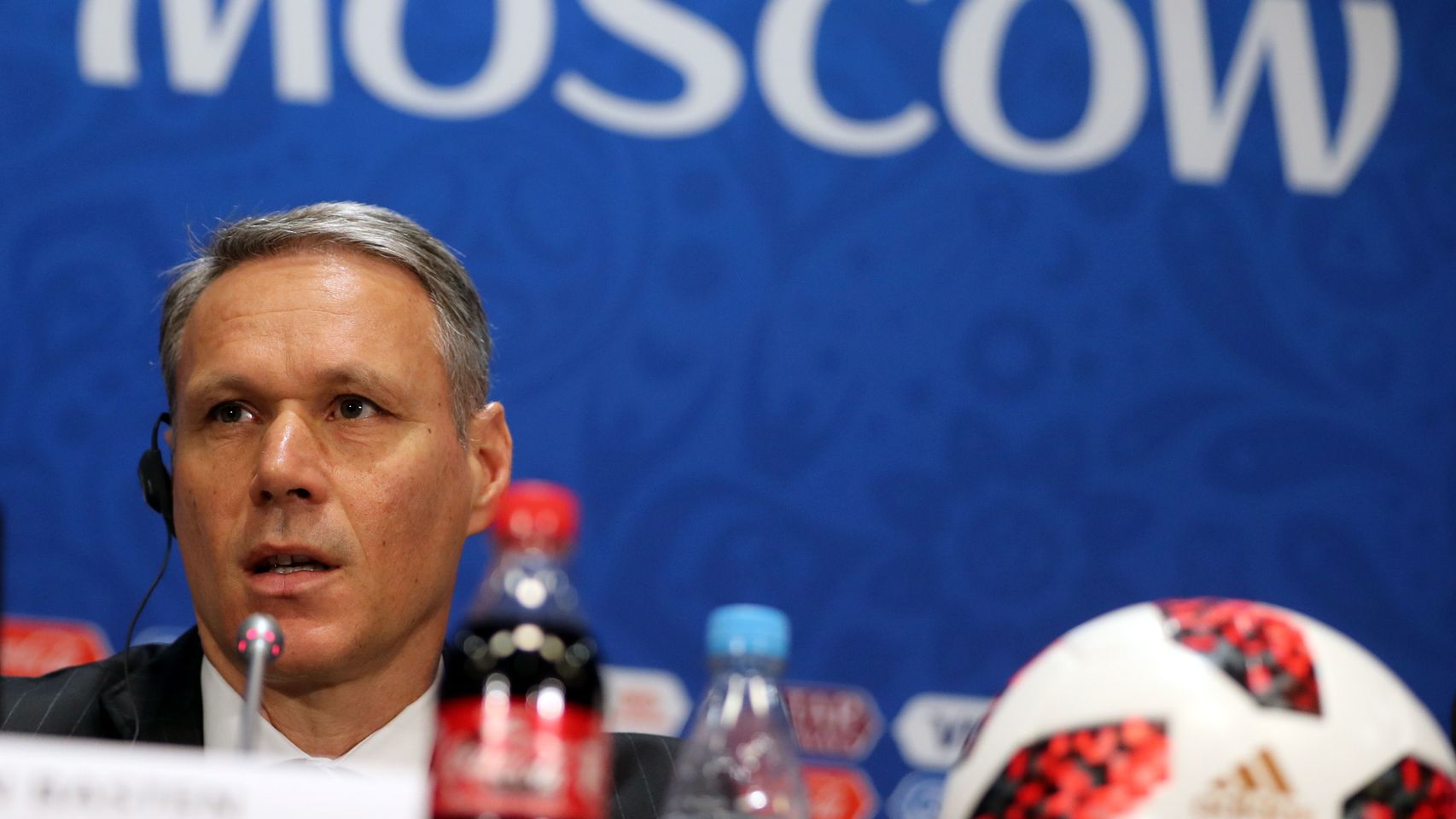 Van Basten, en rueda de prensa.