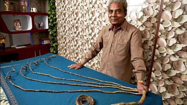 El hombre con las uñas más largas del mundo se las corta y necesita una sierra