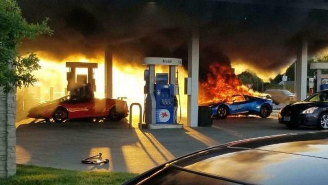 El coche acabó envuelto en llamas al lado del surtidor.
