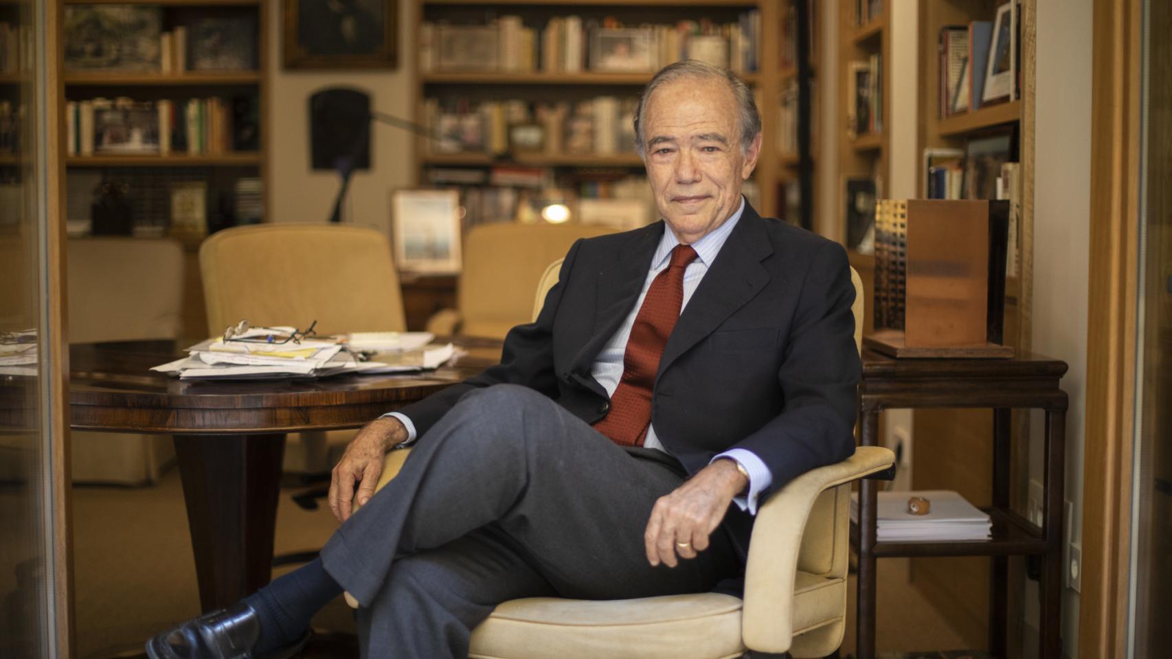 Gregorio Marañón, en su despacho de Madrid, lleno de papeles y libros.