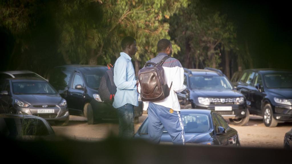 Jimmy (d), tras aterrizar en el aeropuerto de Casablanca (Marruecos) procedente de Mali, su país natal. Ha venido a buscarlo Pambou, un senegalés que, como él, también quiere llegar hasta Tánger para cruzar el Estrecho en patera.
