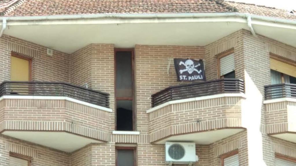 El principal sospechoso reconoce que sufre adicción al hachís y que su ideología es de extrema izquierda. En la terraza de su casa luce la bandera del equipo alemán del que es forofo.