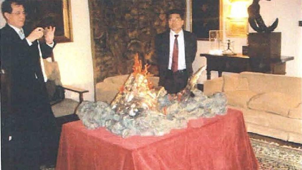 Los japoneses en el Palacio de Labra, junto a la escultura de Dalí, en 2008.