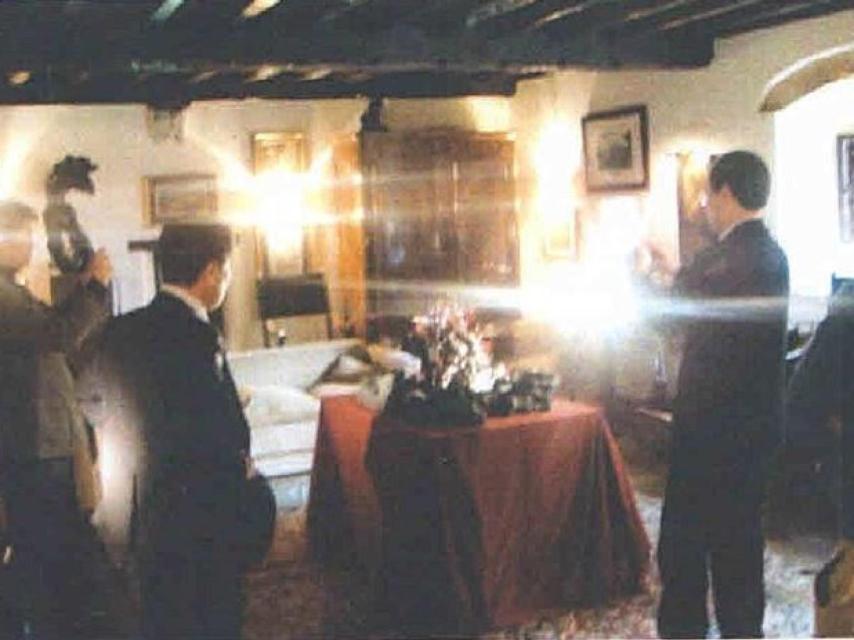 Los japoneses de visita al Palacio de Labra, impresionados ante la escultura, en 2008.